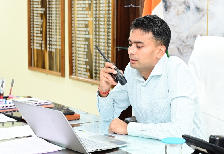 వడ్డీ వ్యాపారులపై పోలీసుల దాడులు..