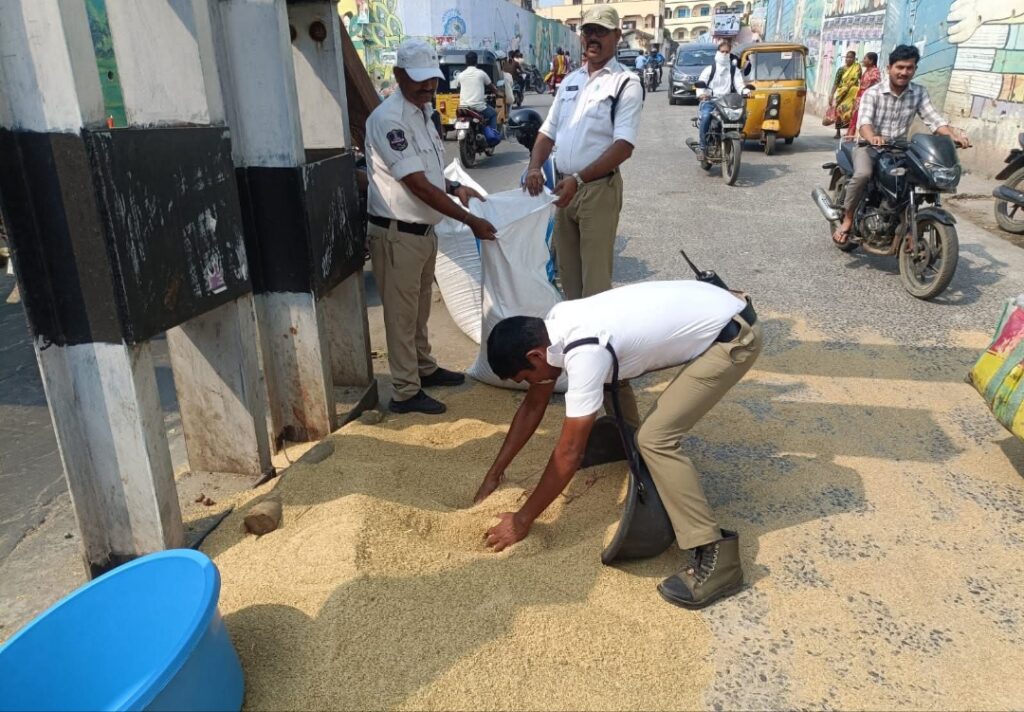 మానవత్వం చాటిన ట్రాఫిక్ పోలీసులు..