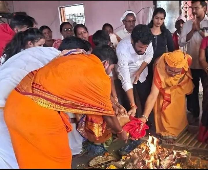 దుర్గాదేవికి  పూజలు చేసిన ఎమ్మెల్యే..