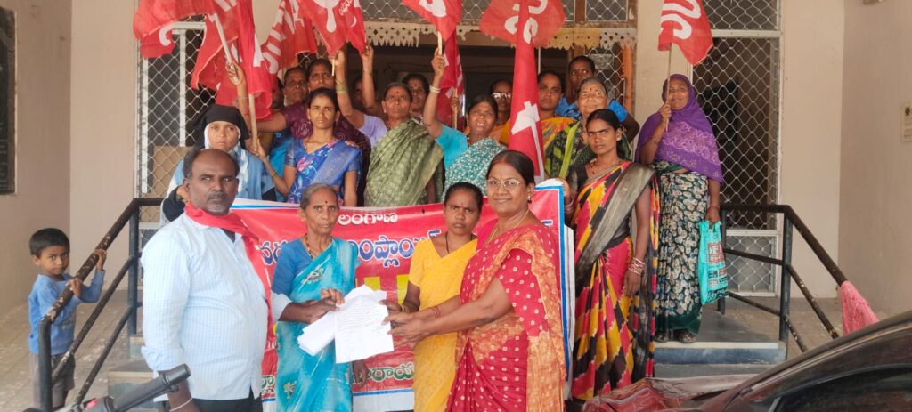 పెన్షన్ మంజూరు చేయాలని ధర్నా..