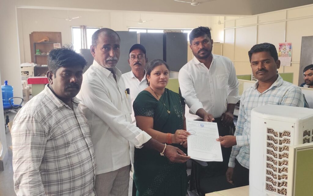 రహదారి పక్కనే మద్యం షాపు కలకలం