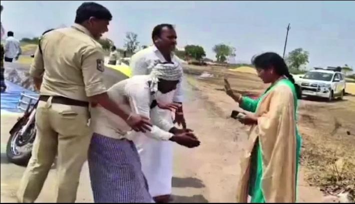 అధికారుల కాళ్లు మొక్కిన రైతులు..!