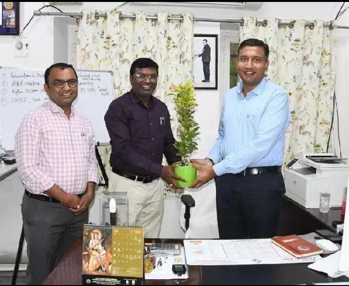 జిల్లా కలెక్టర్ ను కలిసిన అదనపు డీఆర్డీఏ