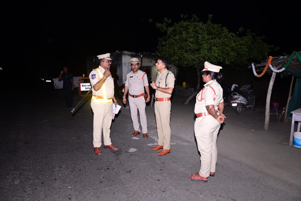 లక్ష్మీపూర్ చెక్‌పోస్ట్‌ను తనిఖీ చేసిన ఎస్పీ