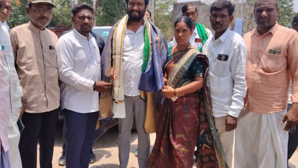 జొన్న కొనుగోలు కేంద్రాన్ని ప్రారంభించిన ఎమ్మెల్యే..