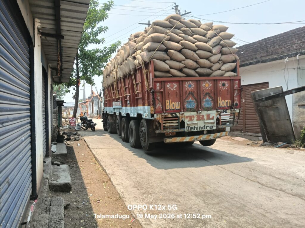 గోదాంకు ప్రత్యేక రహదారి లేక ప్రజలకు ఇబ్బందులు