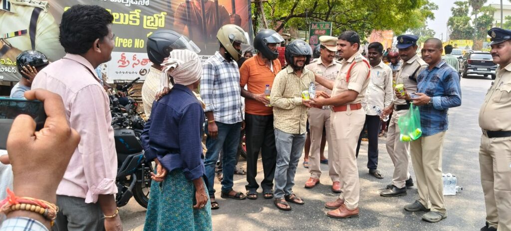 వాహనదారులకు పోలీసుల అవగాహన..