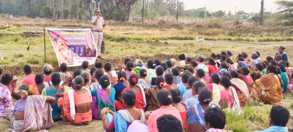 కూలీలతో పోలీసుల ప్రత్యేక సమావేశం..