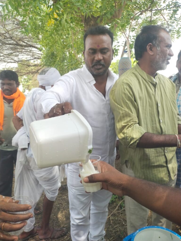 కూలీలకు మజ్జిగ పంపిణీ చేసిన మాజీ ఎంపీటీసీ
