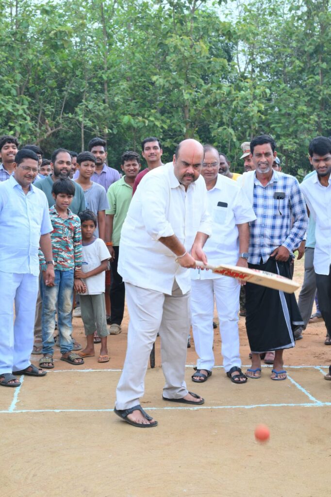 టాస్ వేసి.. క్రికెట్ ఆడిన ఎమ్మెల్యే