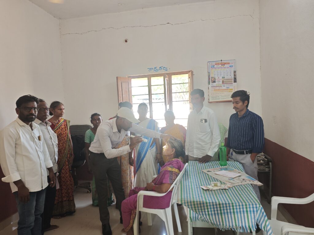 గ్రామ ప్రజలకు ఉచిత కంటి పరీక్షలు..