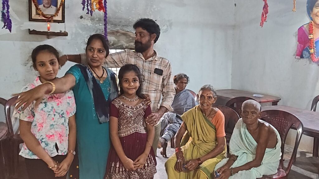 పుట్టినరోజు వేడుకలో అన్నదానం..