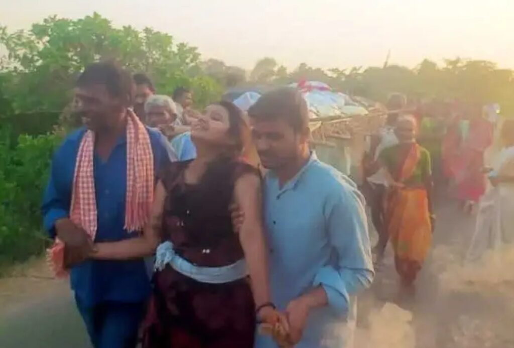 చెల్లి ఆత్మహత్య.. తలకొరివి పెట్టిన అక్క