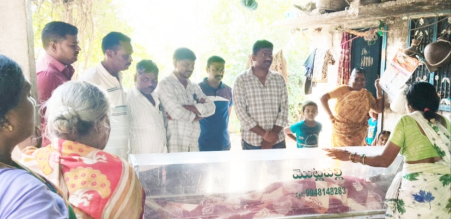 మృతుని కుటుంబానికి నేతల పరామర్శ..