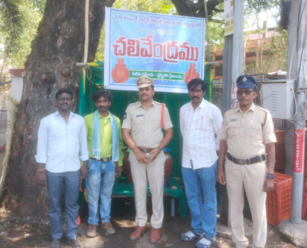 చలివేంద్రాన్ని ప్రారంభించిన ఎస్సై..
