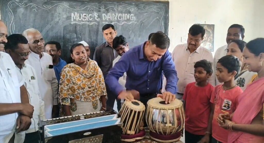 “కలెక్టర్” తబలా వాయించి.. సరిగమలు పలికి