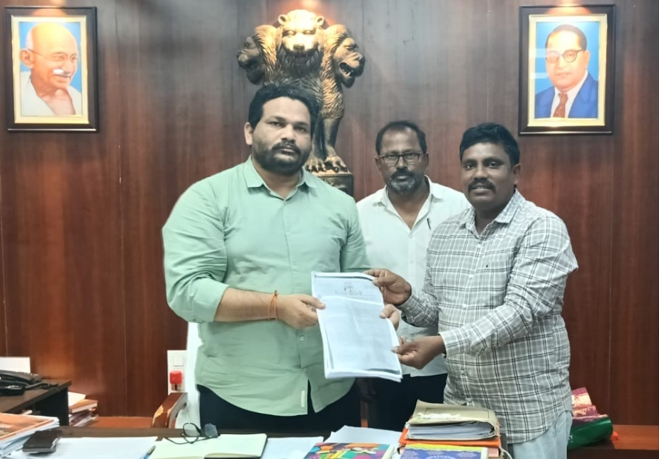 ప్రభుత్వ భూముల ఆక్రమణలపై ఆర్డీవోకు ఫిర్యాదు..