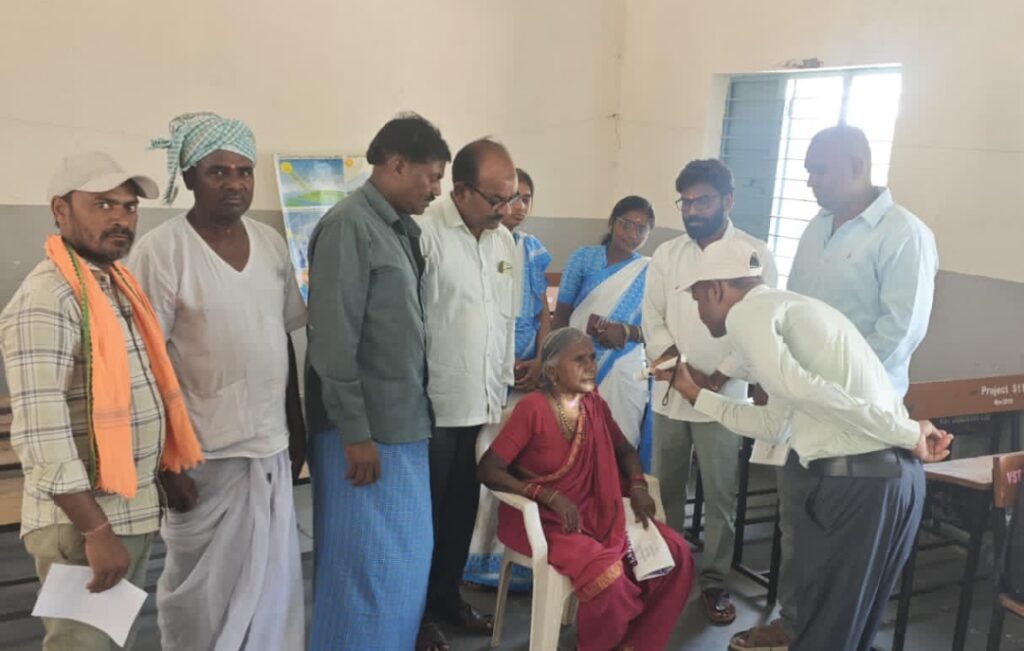 ఉచిత కంటి పరీక్ష శిబిరం నిర్వహణ