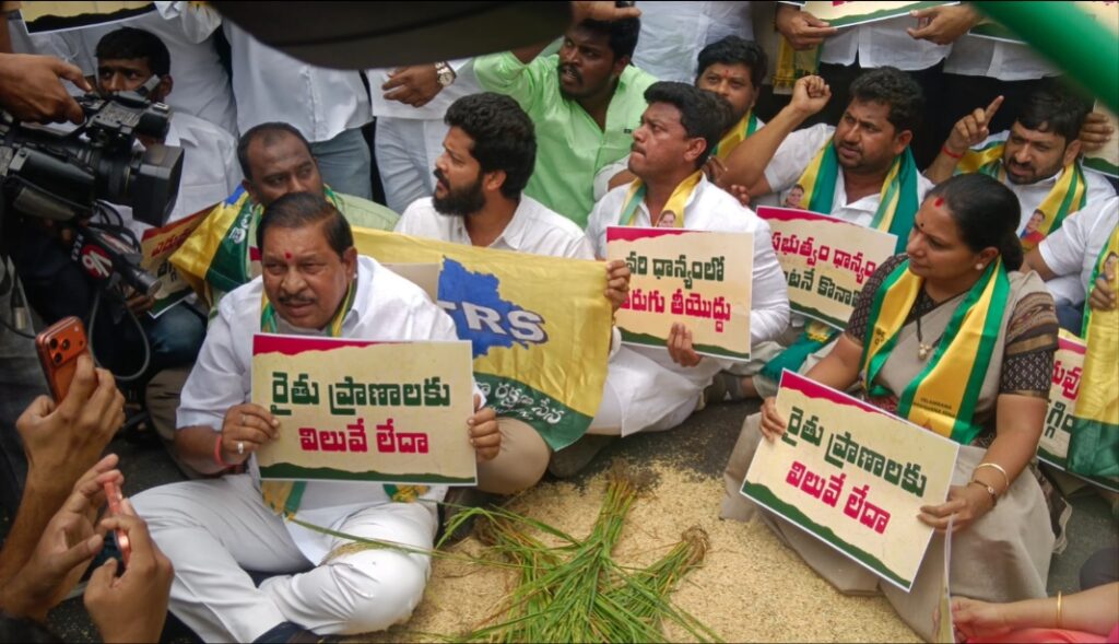 ధాన్యం కొనుగోళ్లపై సచివాలయం వద్ద టీఆర్ఎస్ ధర్నా..