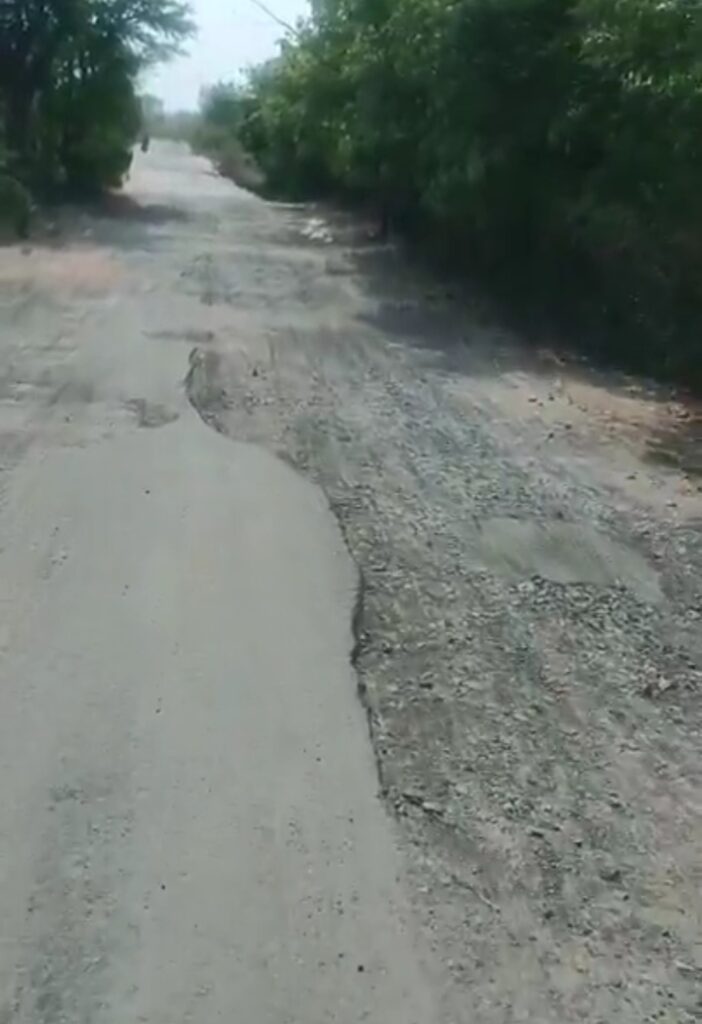 గుంతలతో అద్వానంగా రోడ్డు.!