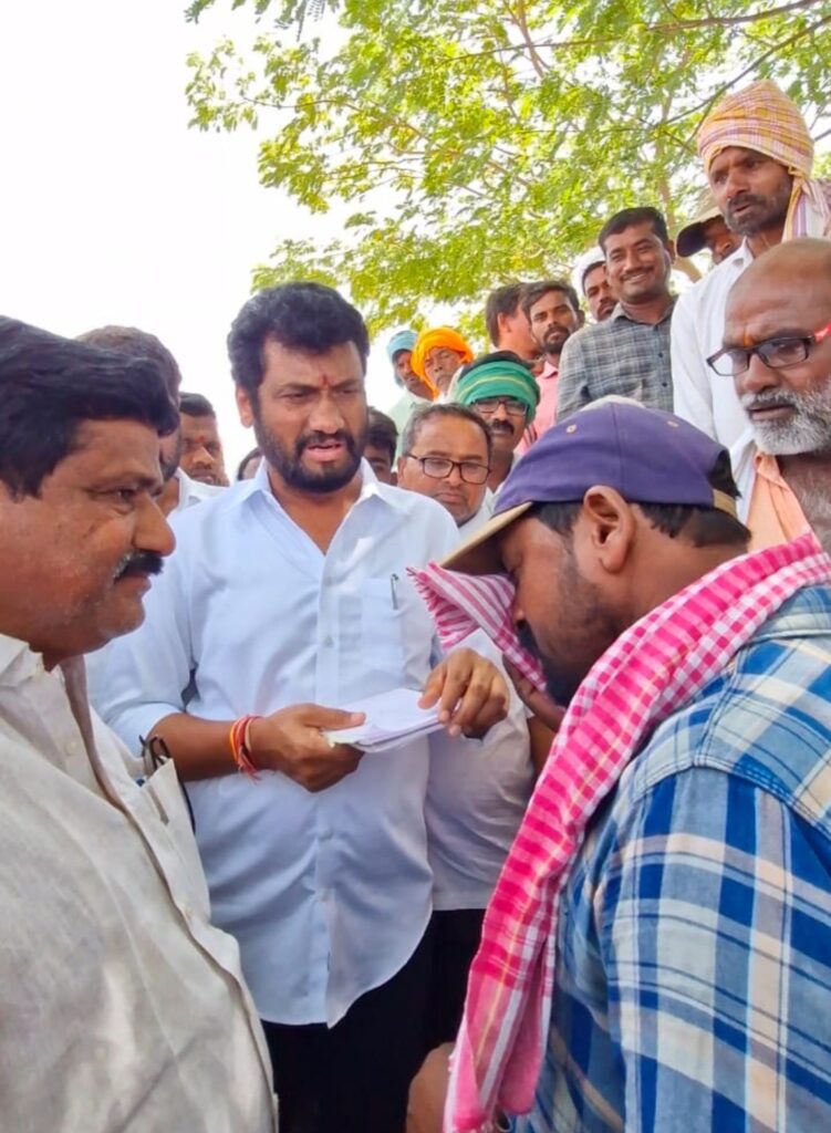 ఎమ్మెల్యేకు కష్టాలు చెప్పి కంటతడి పెట్టిన రైతు..