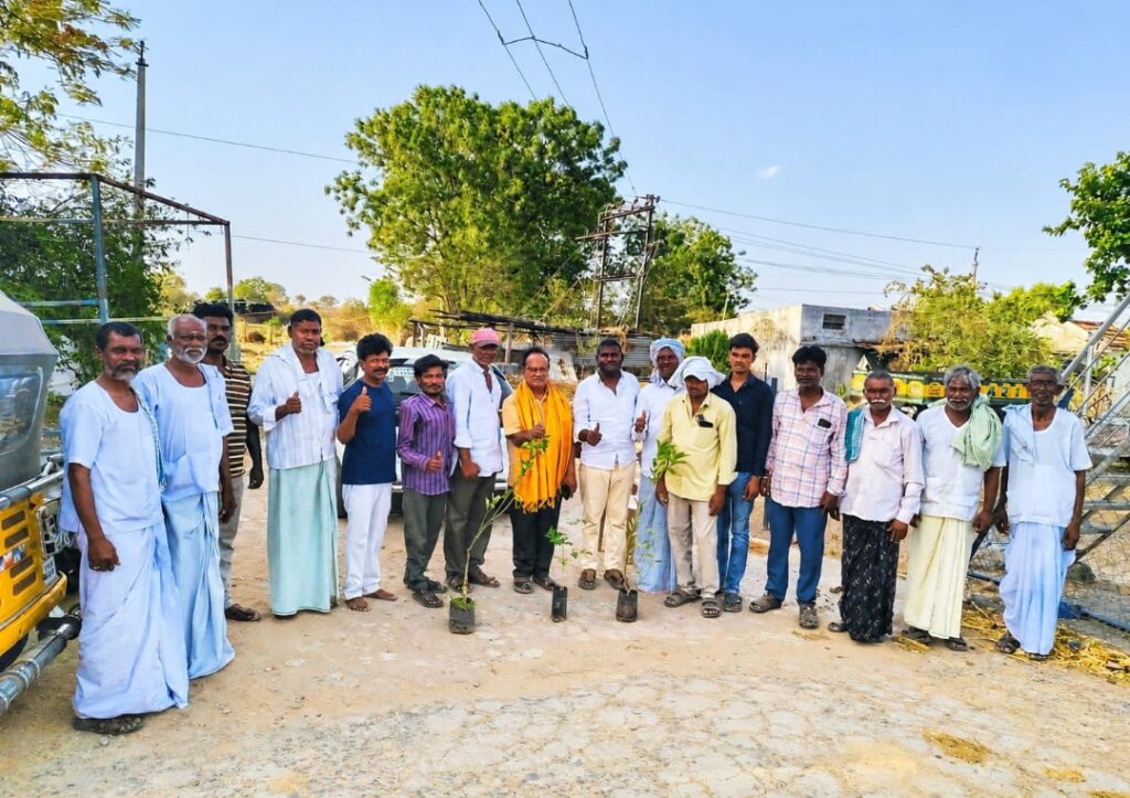 మొక్కలు నాటి పుట్టినరోజు జరుపుకున్న ఎంపీడీవో..