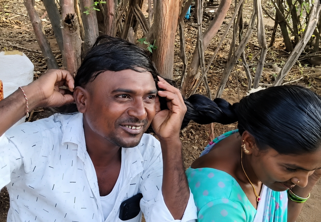 ఇదే విచిత్రం.. జడతో భర్త ‘ఉపాధి’ సేఫ్!
