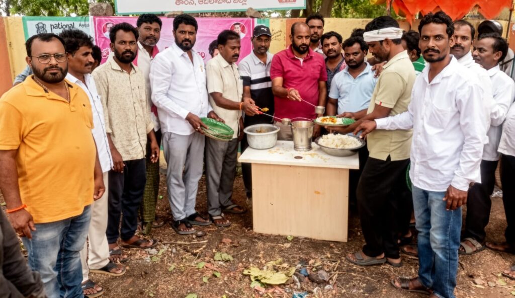 జొన్న రైతులకు అన్నదానం చేసిన నేతలు..