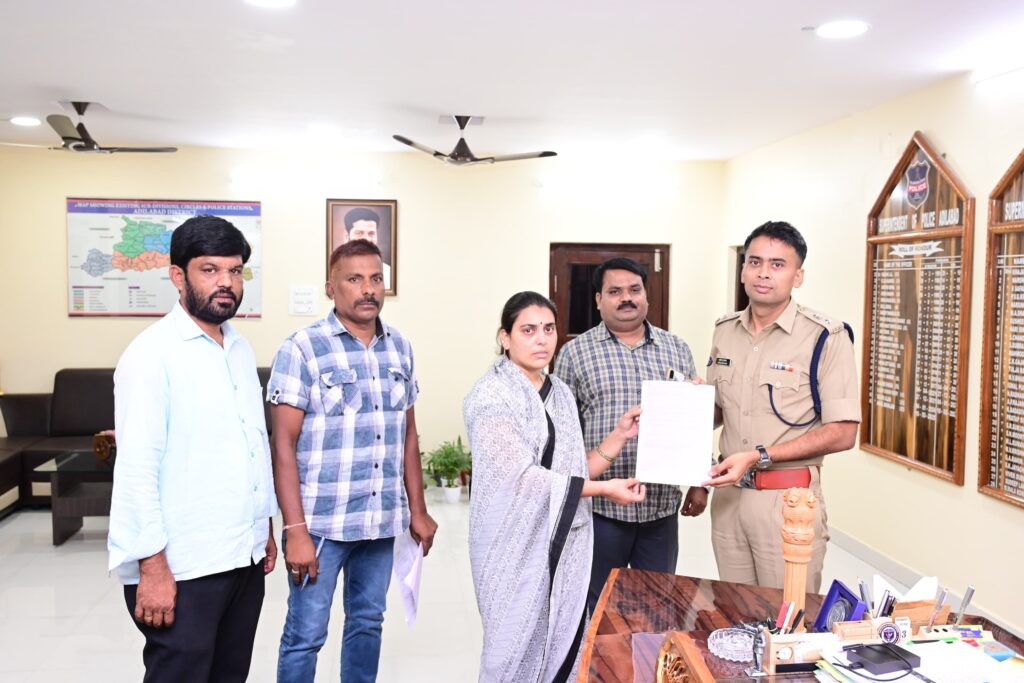 భద్రత పథకం చెక్కు పంపిణీ చేసిన ఎస్పీ
