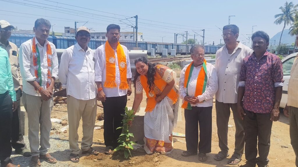 “అమ్మ పేరుతో ఒక మొక్క” నాటిన నేతలు