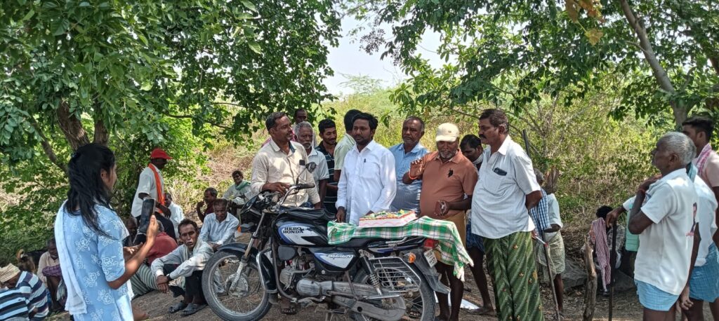 ఘనంగా ఫీల్డ్ అసిస్టెంట్ జన్మదిన వేడుకలు