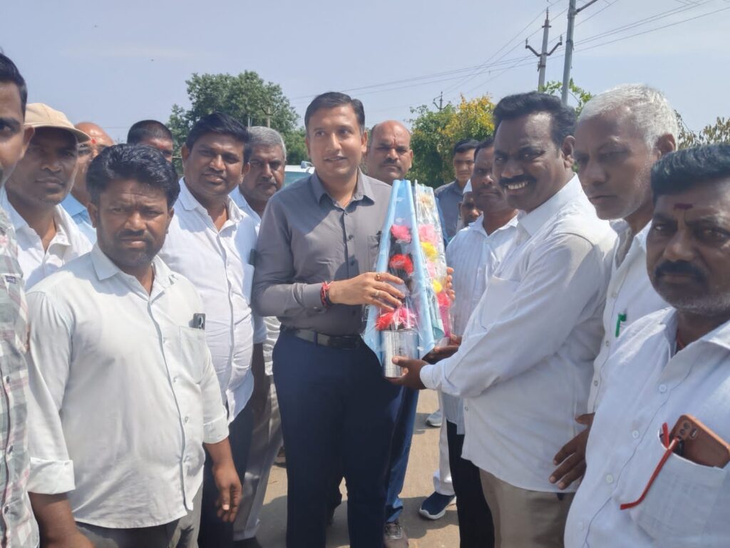 కలెక్టర్ కు ఘన స్వాగతం పలికిన సర్పంచ్ సంజీవ్..