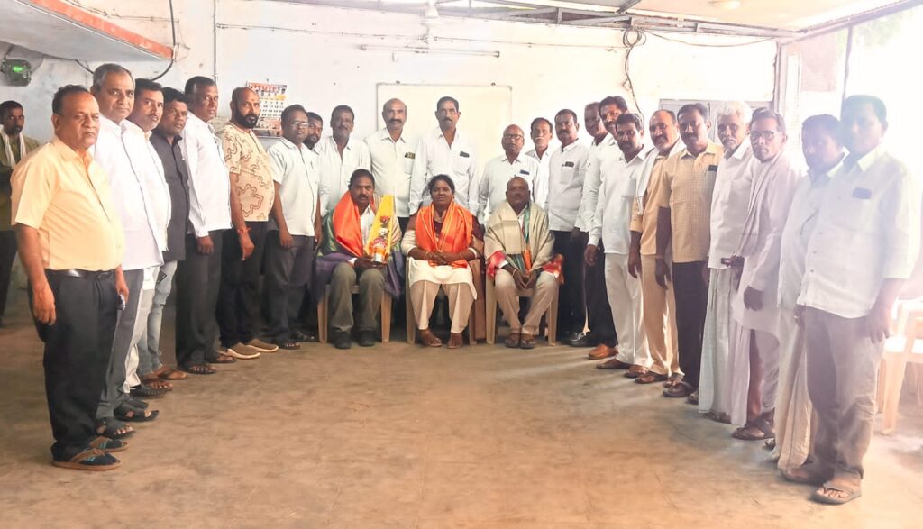అధికారులకు ఘన సన్మానం..