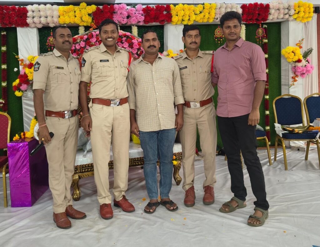 బదిలీపై వెళ్తున్న ఎస్ఐకి ఘన వీడ్కోలు..
