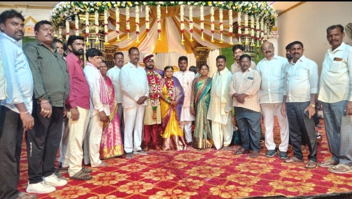 నూతన వధూవరులను ఆశీర్వదించిన భూపాలపల్లి ఎమ్మెల్యే గండ్ర సత్యనారాయణ రావు 
