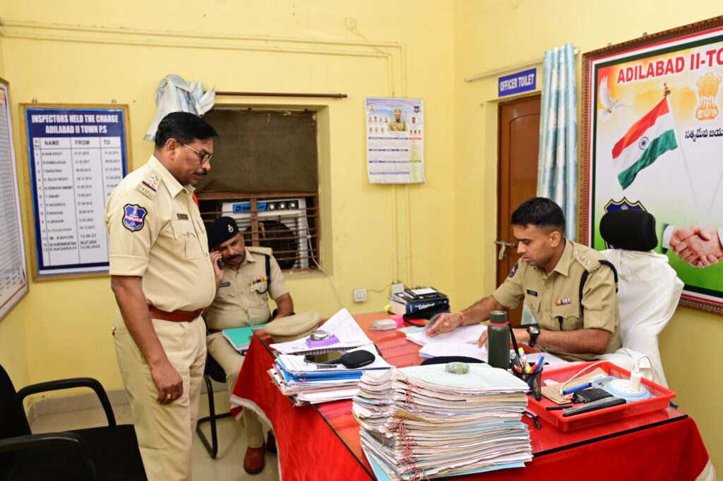 టూ టౌన్ పోలీస్ స్టేషన్‌ను తనిఖీ చేసిన జిల్లా ఎస్పీ అఖిల్ మహాజన్