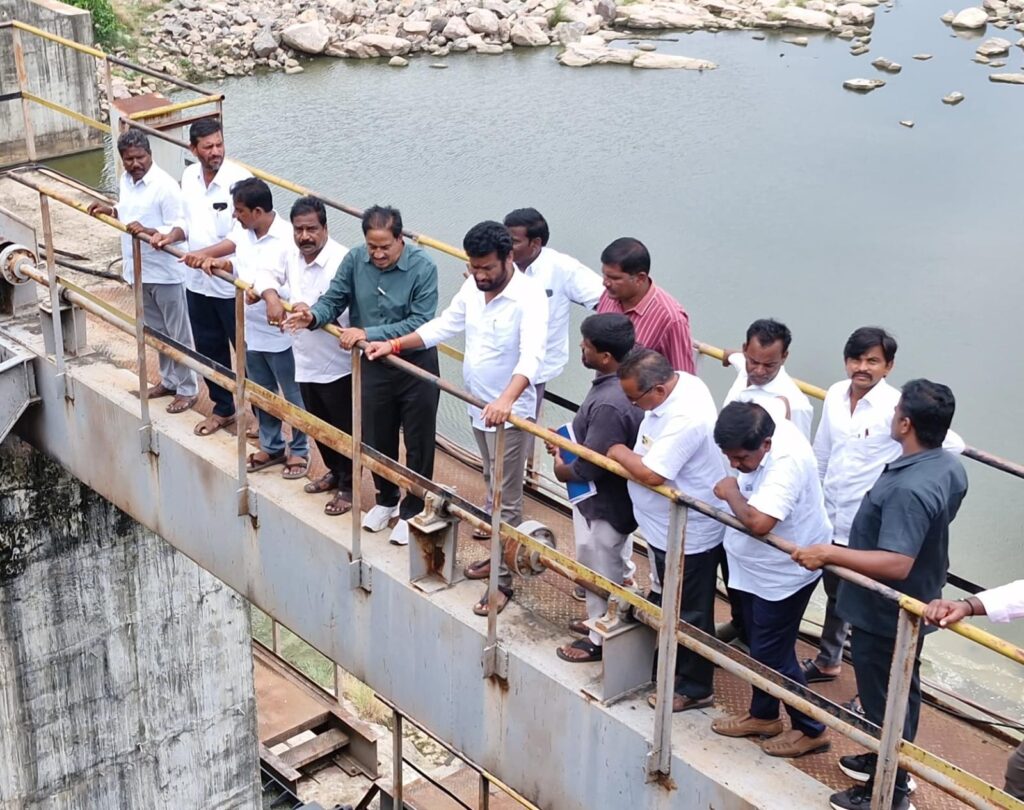 బీటీ రోడ్డు ఏర్పాటుకు కృషి చేస్తా : ఎమ్మెల్యే అనిల్ జాదవ్