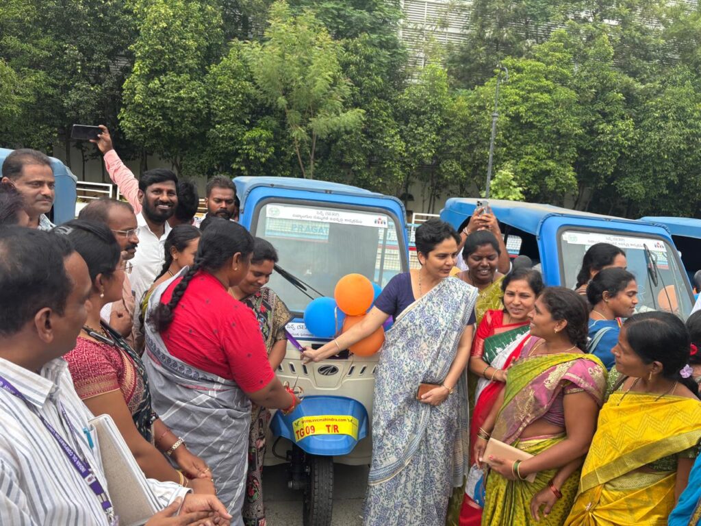 ఎలక్ట్రిక్ వాహనాల పంపిణీ..