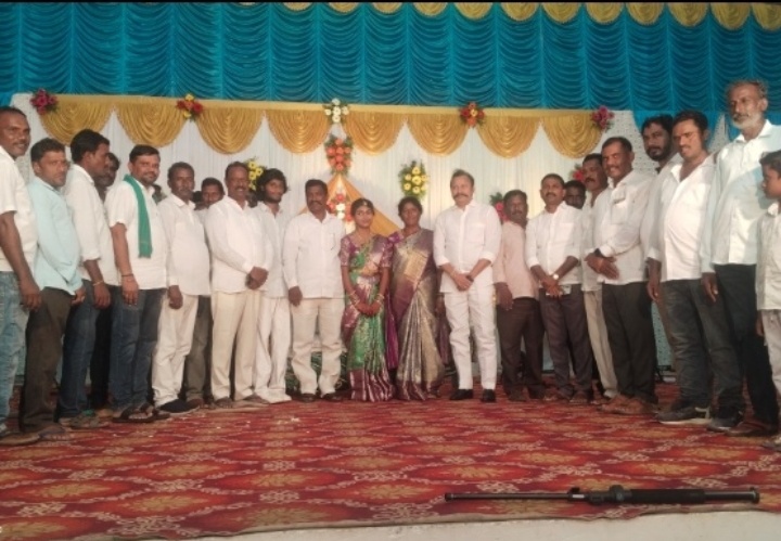 చిన్నారిని ఆశీర్వాదించిన ఎమ్మెల్యే..