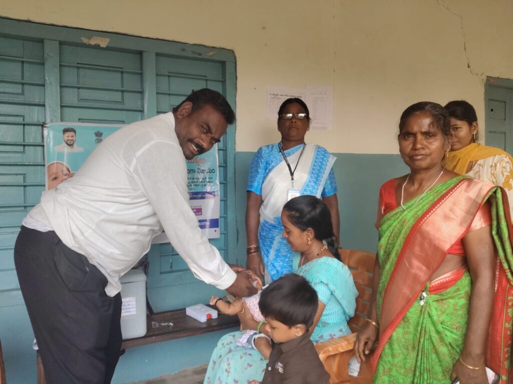 చిన్నారులకు పల్స్ పోలియో చుక్కలు..