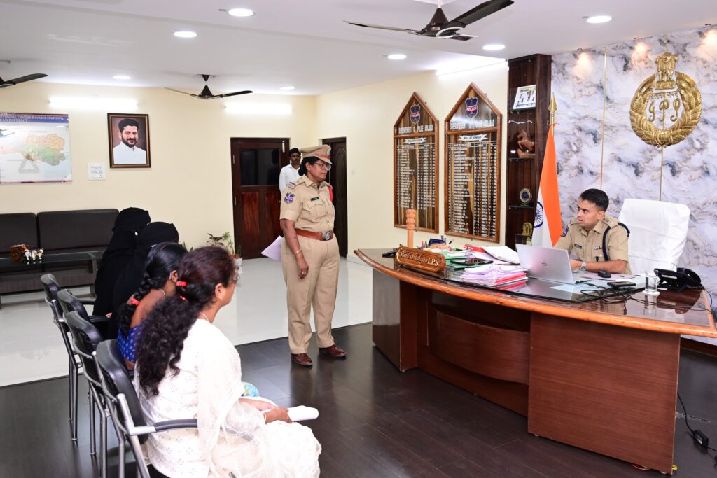 బాధితులకు అండగా నిలవాలి..