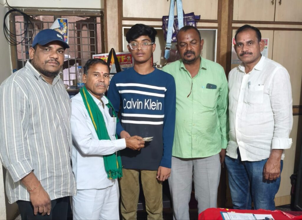 నిరుపేద విద్యార్థికి చేయూత..