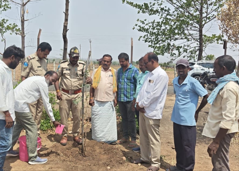 పచ్చదనమే భవిష్యత్‌కు భరోసా: సర్పంచ్ సంతోష్