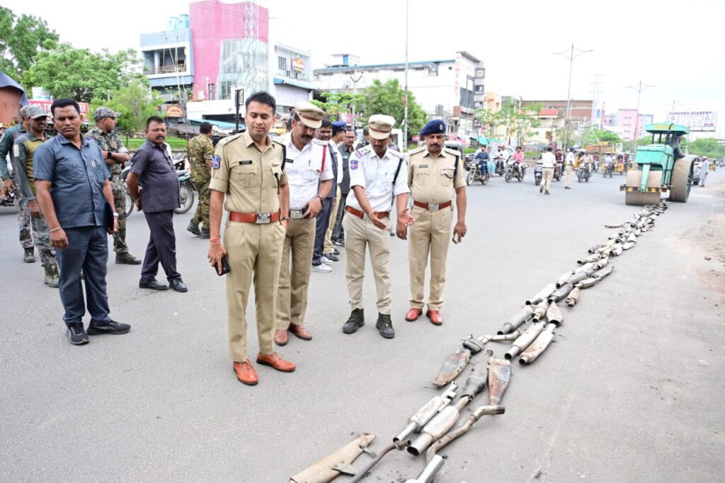 రోడ్డు రోలర్‌తో 121 సైలెన్సర్ల ధ్వంసం..