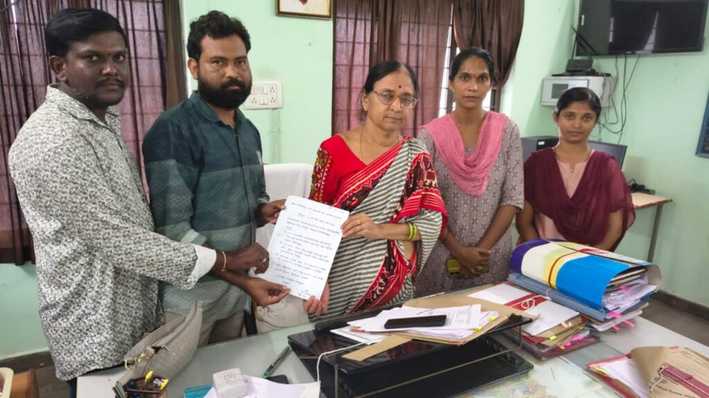 ఒకటో తేదీన జీతాలు ఇవ్వాలని వినతి..