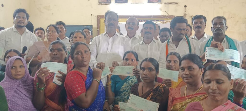 కల్యాణలక్ష్మి చెక్కులు పంపిణీ చేసిన ఎమ్మెల్యే