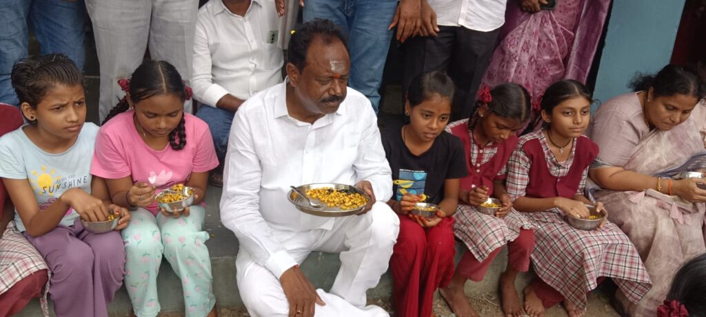 విద్యార్థులతో కలిసి ఎమ్మెల్యే భోజనం చేసి
