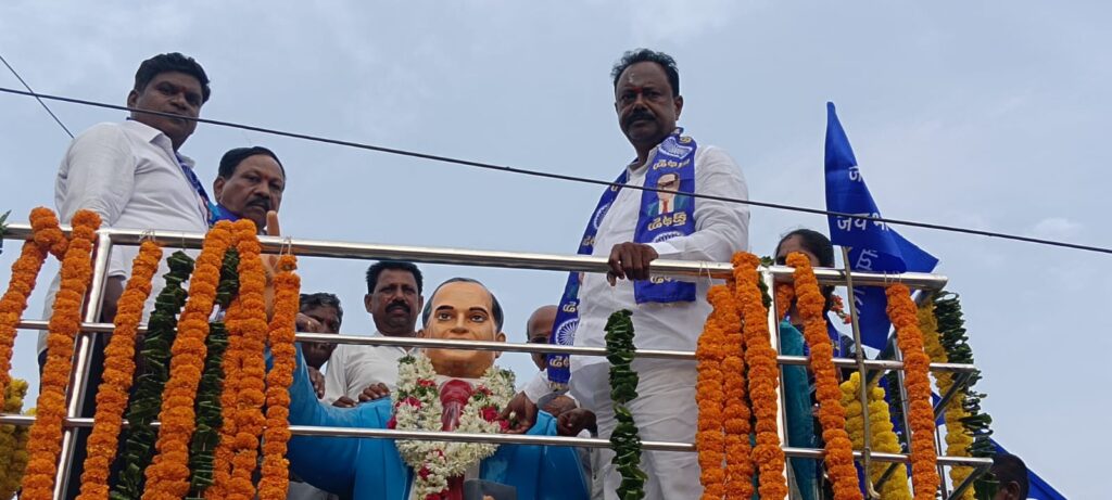 మహనీయుల విగ్రహాలను ఆవిష్కరించిన ఎమ్మెల్యే