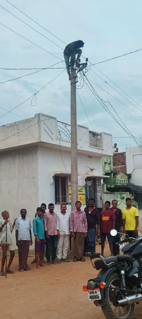 చీకట్లకు చెక్.. గ్రామంలో వెలుగుల సందడి