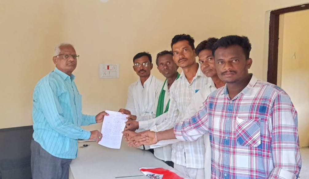 మా టీచర్ ను మాకే కేటాయించాలని ఎంఈవోకు వినతి